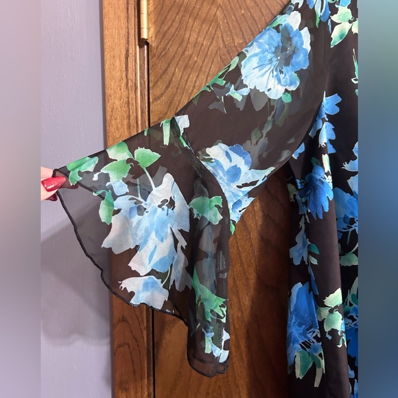 Emery Rose 1X blue & black floral top with chiffon bell sleeves - Picture 5 of 6